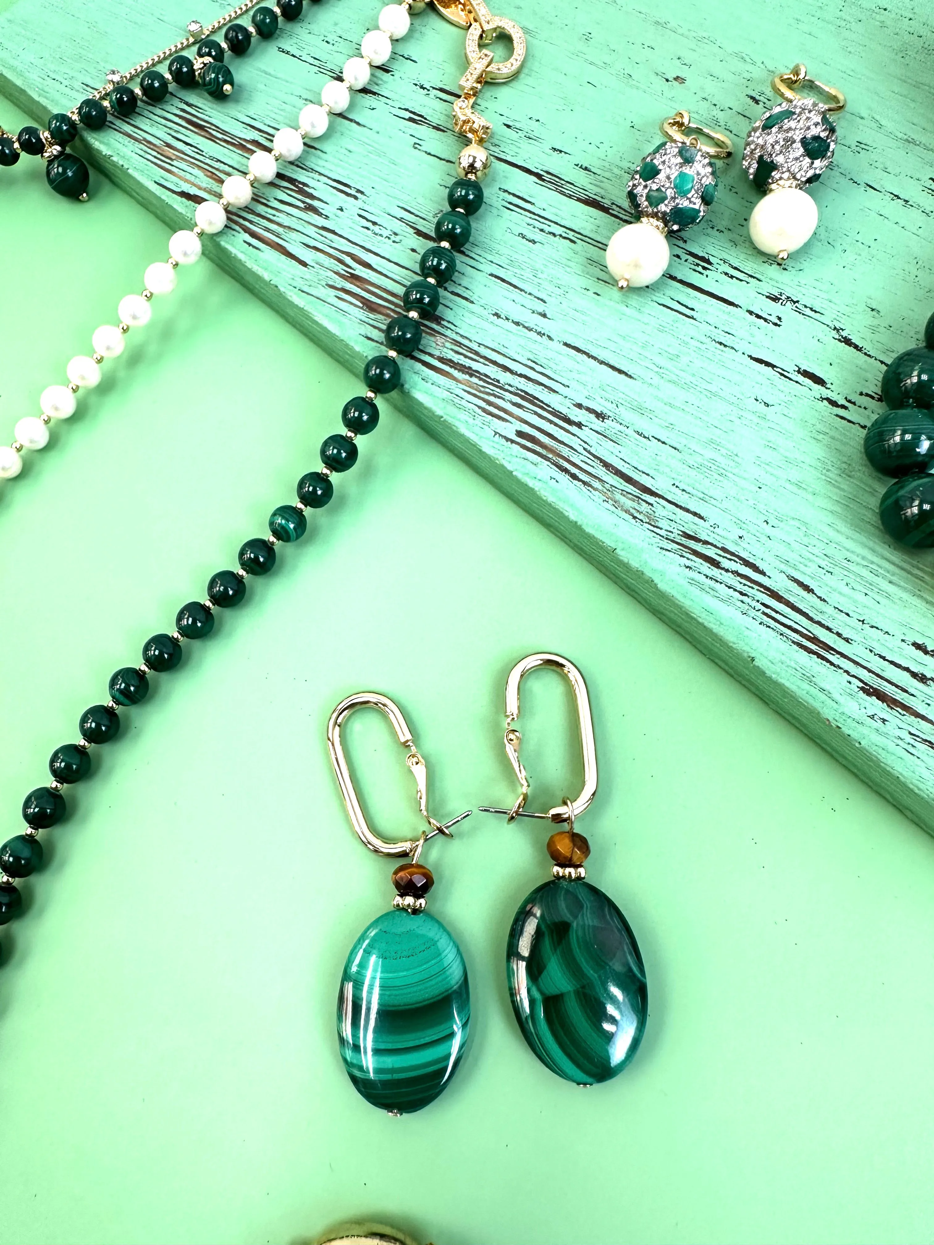 Oval Malachite Dangle Earrings JE037